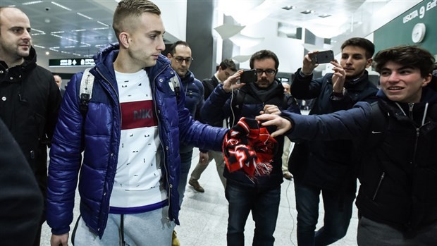 Chùm ảnh: Tân binh sáng giá của Milan đặt chân tới Italia - Bóng Đá