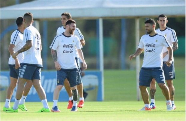 Messi hạ mình nghe theo chỉ đạo của Bauza trên sân tập - Bóng Đá