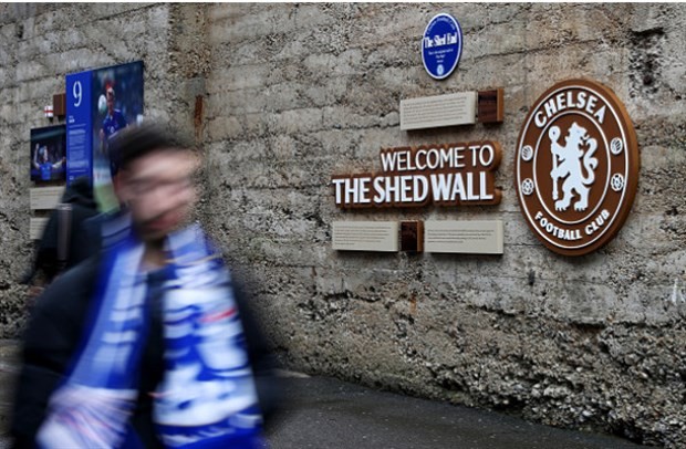 Mặc mưa, fan Chelsea sớm có mặt tại Stamford Bridge để chờ Arsenal - Bóng Đá