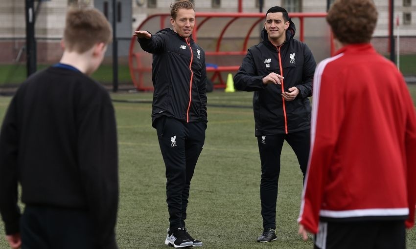 Chùm ảnh: Lucas phấn khởi khi được Gerrard trao quyền cầm quân - Bóng Đá