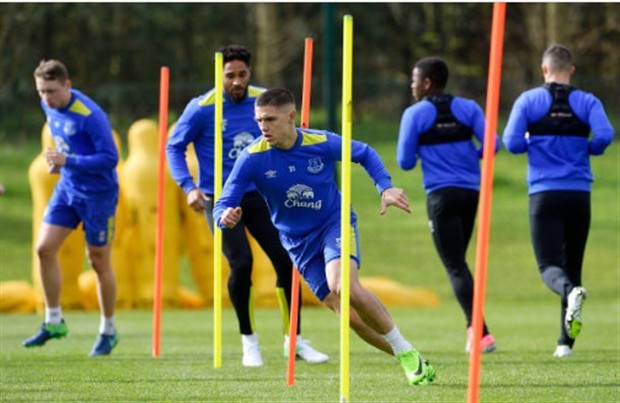 Lukaku lạc lõng trên sân tập của Everton - Bóng Đá
