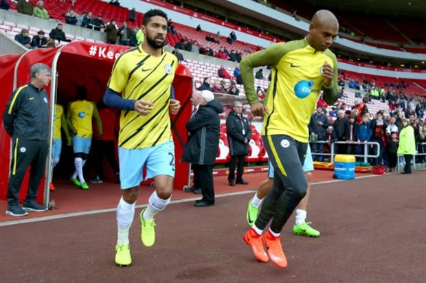 Chùm ảnh: Guardiola đầy căng thẳng khi đặt chân tới sân Ánh Sáng - Bóng Đá