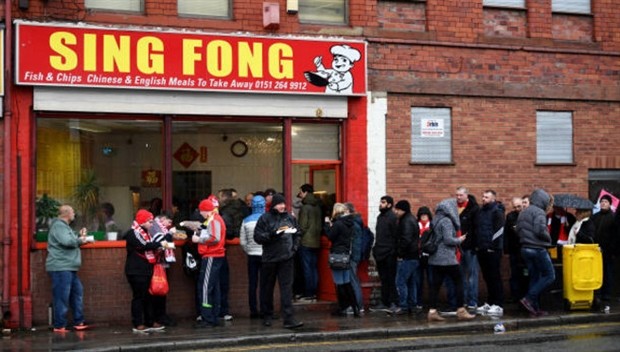 Chùm ảnh: Mây đen phủ kín bầu trời Anfield trước giờ G - Bóng Đá