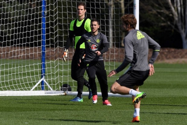 Begovic 'chặt chém' không tha một ai trên sân tập của Chelsea - Bóng Đá