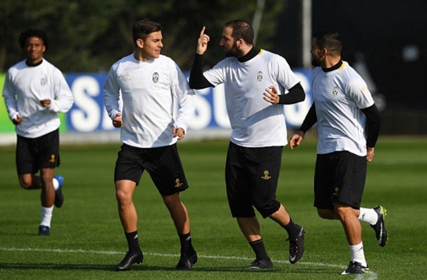 Chùm ảnh: Casillas và đồng đội đầy tự tin khi đặt chân tới Juventus Arena - Bóng Đá