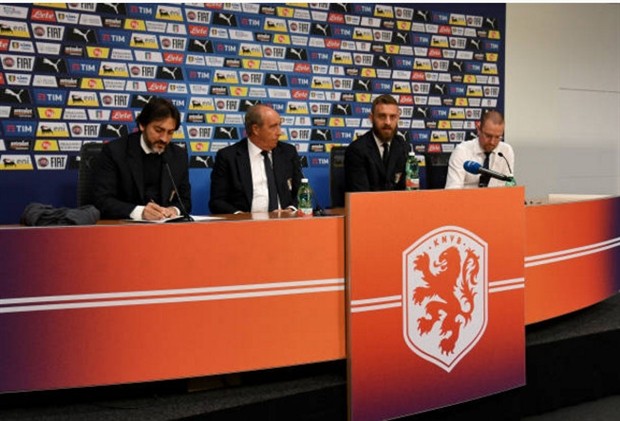 Tuyển Italia diện vest lịch lãm đến tham quan Amsterdam Arena - Bóng Đá