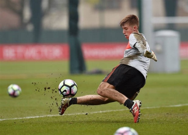 Đàn anh chưa về, sao trẻ Liverpool tranh thủ 'tắm bùn' ghi điểm  - Bóng Đá