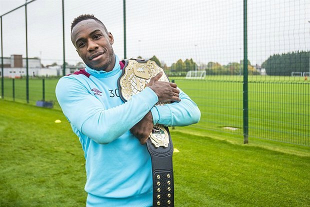 Chùm ảnh: Nhà vô địch UFC tấn công sao West Ham trên sân tập - Bóng Đá