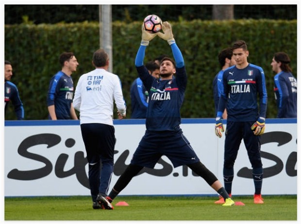 Vắng Buffon, Donnarumma và Meret thay nhau ghi điểm - Bóng Đá