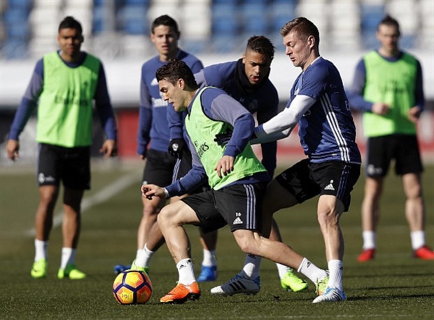 Ronaldo và Bale chia phe đối đầu trên sân tập của Real  - Bóng Đá