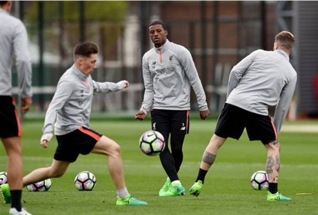 Học trò chăm chỉ tập luyện, Klopp lủi thủi đánh tennis một mình - Bóng Đá