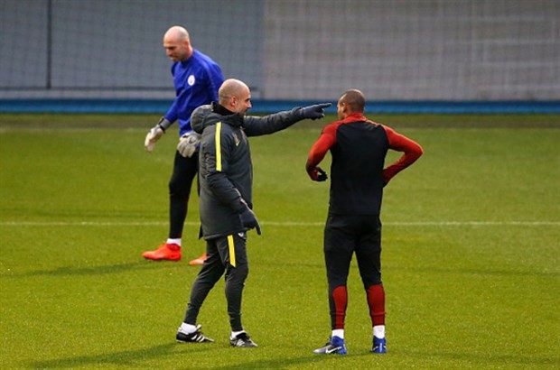 Mây đen phủ kín Etihad trong lúc Man City tập luyện - Bóng Đá