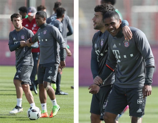 Ancelotti tận tình chăm sóc Lahm trên sân tập - Bóng Đá