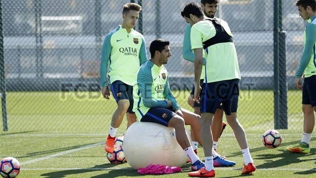 Messi phấn khích bên cạnh quả bóng khổng lồ  - Bóng Đá