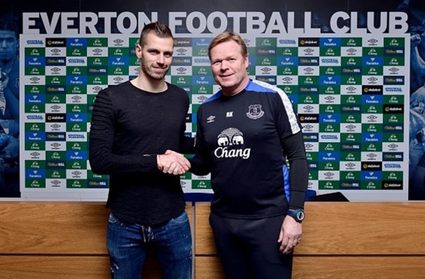 Chùm ảnh: Schneiderlin rạng ngời khoe màu áo mới - Bóng Đá