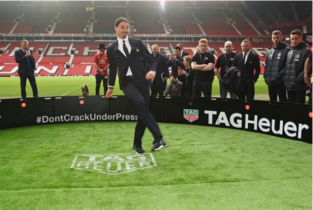 Mourinho mặt 'chù ụ' nhìn học trò quảng bá đồng hồ - Bóng Đá