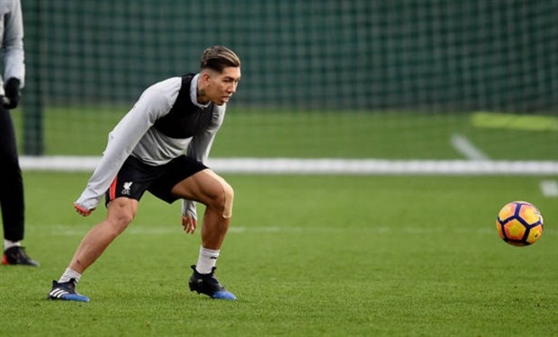Chùm ảnh: Đối thủ gặp chuyện, Klopp tươi rói quan sát Liverpool tập luyện - Bóng Đá