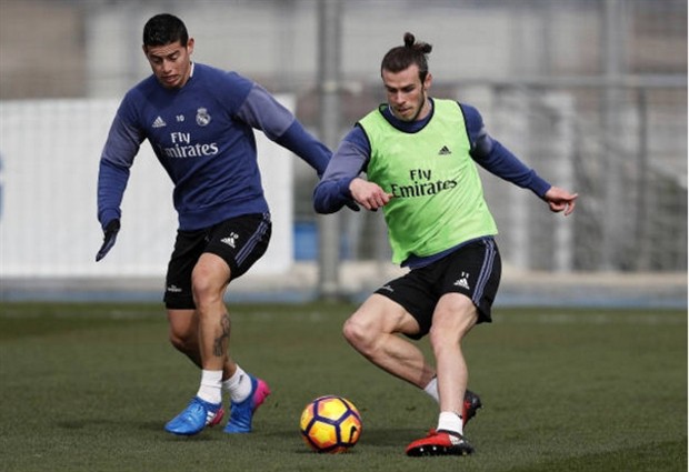 Ronaldo buồn bã nhìn Bale chơi đùa cùng các đồng đội - Bóng Đá