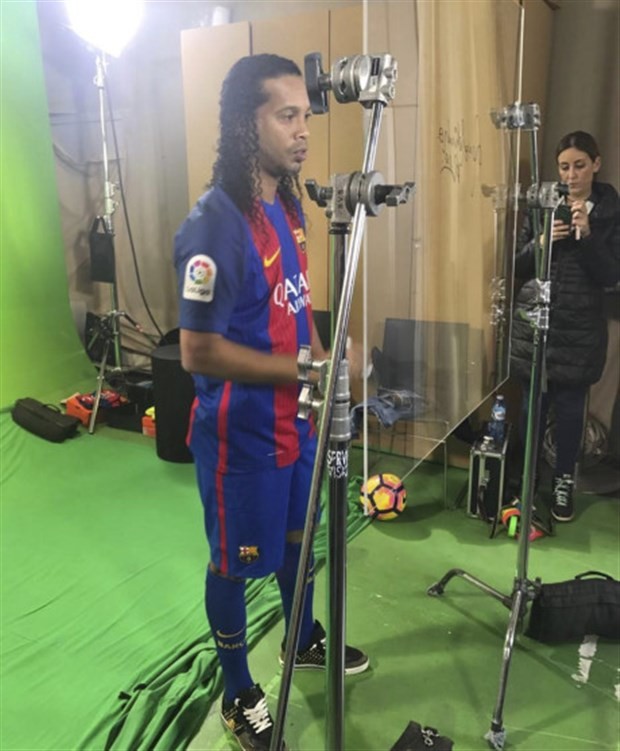 Chùm ảnh: Ronaldinho CHÍNH THỨC khoác lại chiếc áo của Barcelona - Bóng Đá