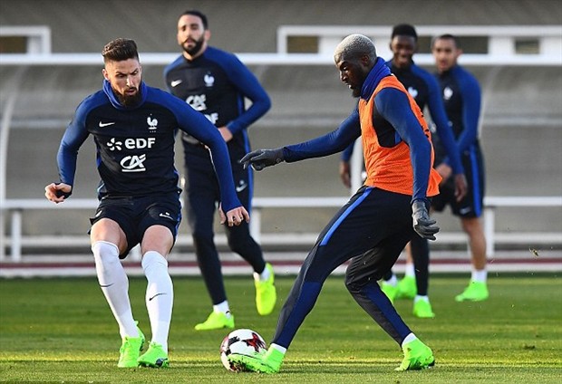 Đồng đội căng sức tập luyện, Griezmann vô tư tạo dáng chụp ảnh - Bóng Đá
