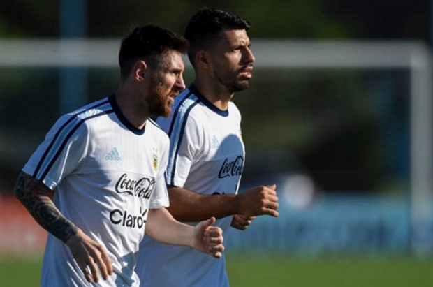 Messi hạ mình nghe theo chỉ đạo của Bauza trên sân tập - Bóng Đá