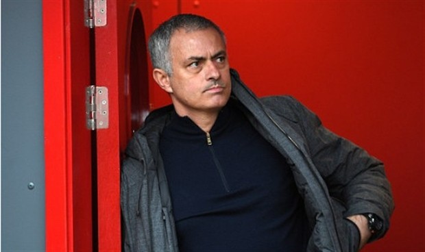 Mourinho đầy căng thẳng quan sát địa hình tại sân Riverside  - Bóng Đá