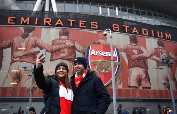 CĐV Arsenal co ro lê bước tới Emirates cổ vũ đội bóng - Bóng Đá