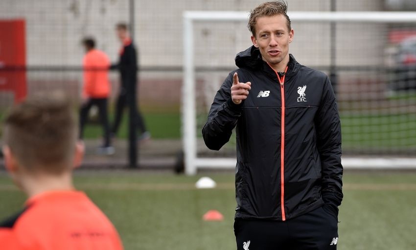 Chùm ảnh: Lucas phấn khởi khi được Gerrard trao quyền cầm quân - Bóng Đá