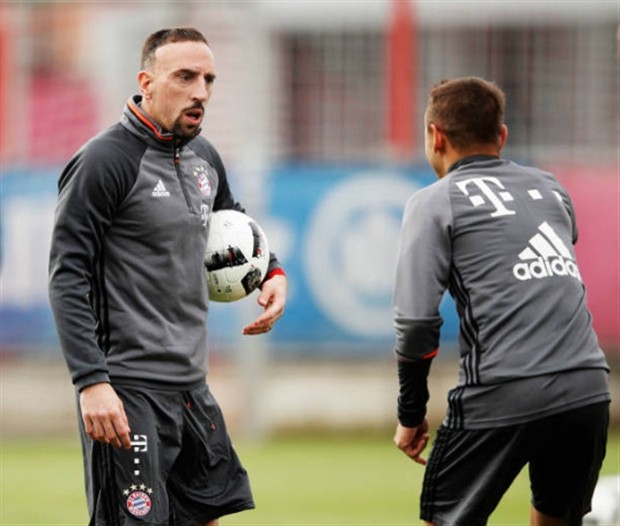 Đồng đội đi hết, Alonso và Lahm lập team riêng tập luyện - Bóng Đá