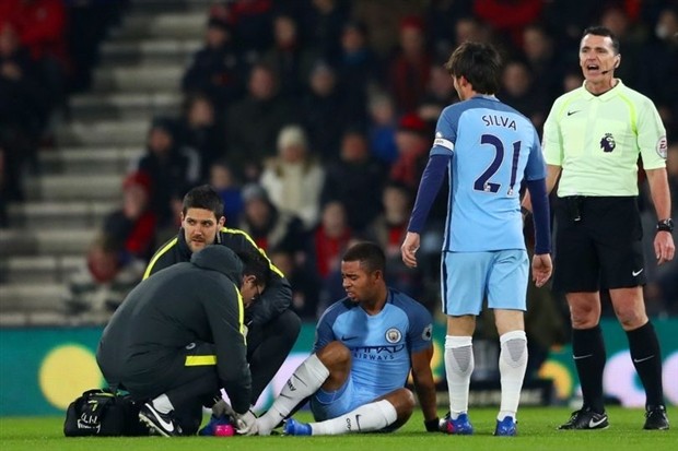 Gabriel Jesus chống nạn đi gặp mặt Pirlo trên đất Mỹ - Bóng Đá