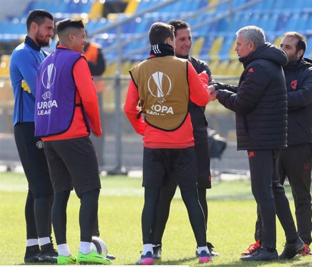 Chùm ảnh: Mourinho soi từng cọng cỏ khi Man Utd vừa tới Nga - Bóng Đá