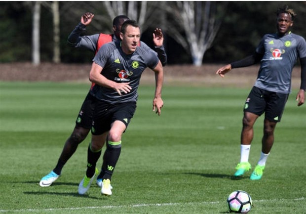 Begovic 'chặt chém' không tha một ai trên sân tập của Chelsea - Bóng Đá