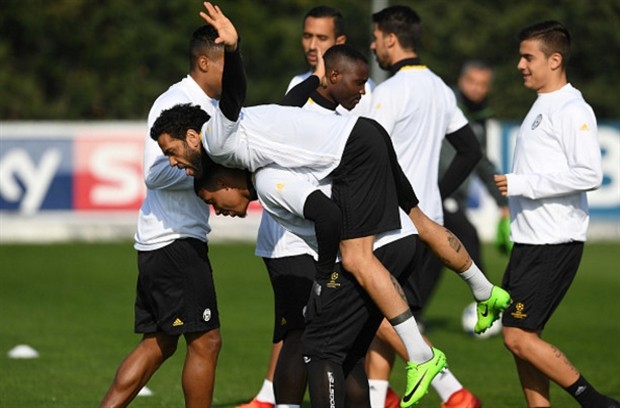 Chùm ảnh: Casillas và đồng đội đầy tự tin khi đặt chân tới Juventus Arena - Bóng Đá