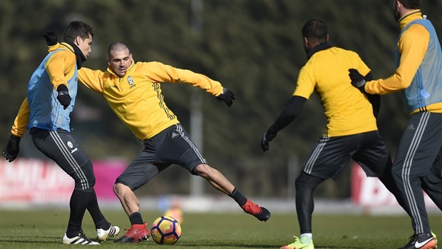 Mặc đại gia Trung Quốc lôi kéo, Alves vẫn miệt mài luyện tập cùng Juventus - Bóng Đá
