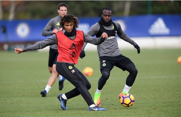Costa cân cả Terry lẫn Zouma trên sân tập - Bóng Đá
