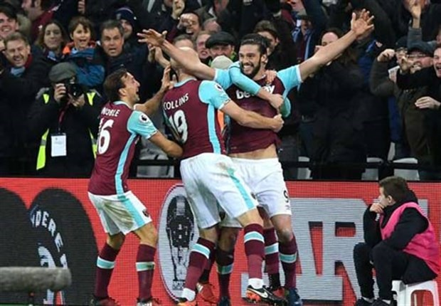 West Ham vinh danh 'siêu phẩm' Andy Carroll ngay bên ngoài SVĐ - Bóng Đá