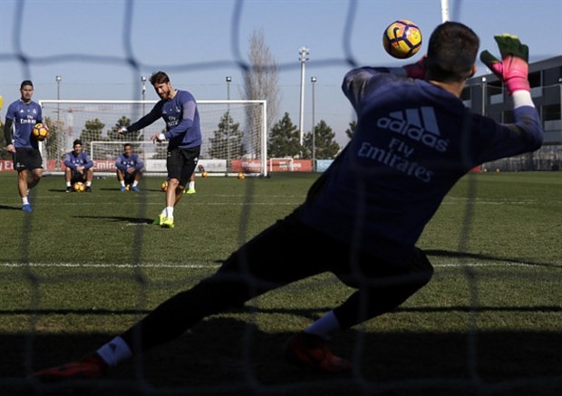 Ronaldo và Bale chia phe đối đầu trên sân tập của Real  - Bóng Đá