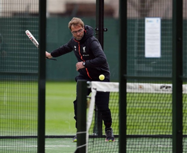 Học trò chăm chỉ tập luyện, Klopp lủi thủi đánh tennis một mình - Bóng Đá
