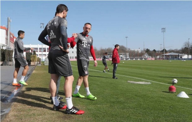 Ancelotti tận tình chăm sóc Lahm trên sân tập - Bóng Đá