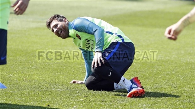 Messi phấn khích bên cạnh quả bóng khổng lồ  - Bóng Đá