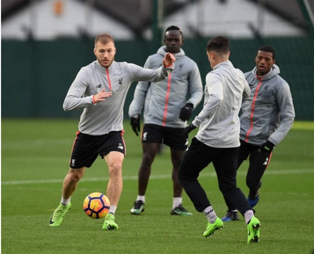 Chùm ảnh: Đối thủ gặp chuyện, Klopp tươi rói quan sát Liverpool tập luyện - Bóng Đá