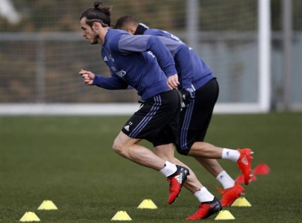 Ronaldo buồn bã nhìn Bale chơi đùa cùng các đồng đội - Bóng Đá