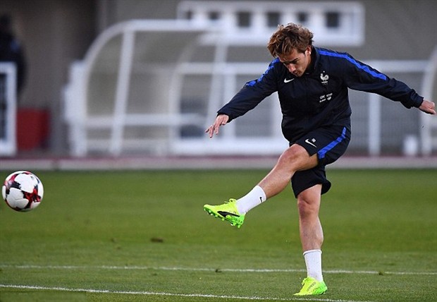 Đồng đội căng sức tập luyện, Griezmann vô tư tạo dáng chụp ảnh - Bóng Đá