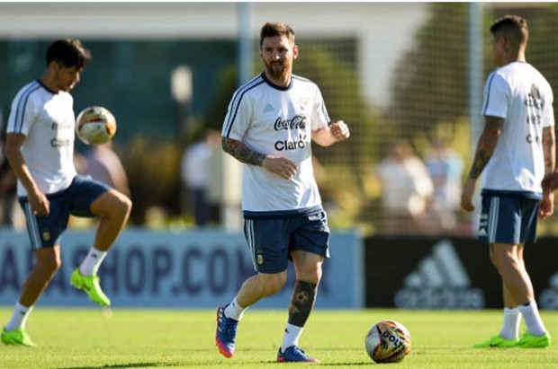 Messi hạ mình nghe theo chỉ đạo của Bauza trên sân tập - Bóng Đá