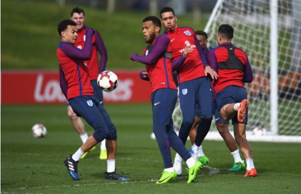 Joe Hart bay lượn như chim trong ngày đầu hội quân cùng Tam Sư - Bóng Đá