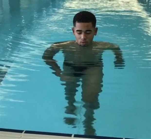 Gabriel Jesus chống nạn đi gặp mặt Pirlo trên đất Mỹ - Bóng Đá