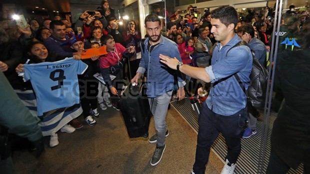 Chùm ảnh: Messi và đồng đội được nghìn người chào đón như anh hùng tại La Coruna  - Bóng Đá