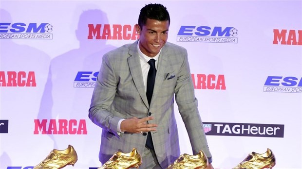 Đầu năm 2017, Ronaldo mang ra sân khoe cả 4 QBV - Bóng Đá