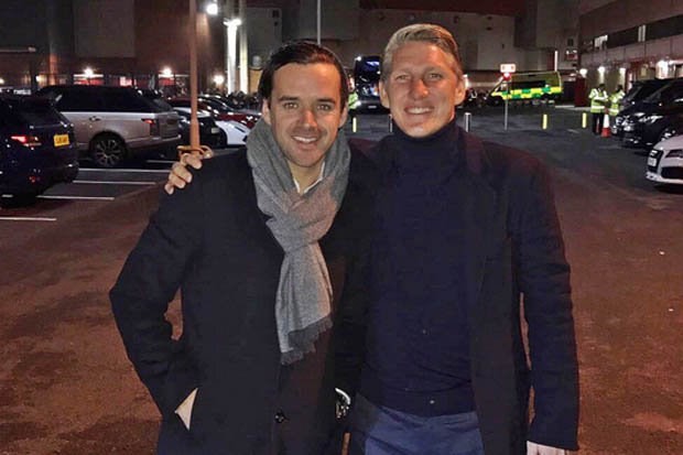 Fan 'tấn công' Wenger ngay trước sân tập của Arsenal - Bóng Đá