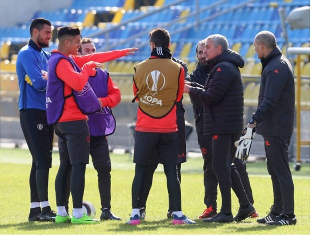 Chùm ảnh: Mourinho soi từng cọng cỏ khi Man Utd vừa tới Nga - Bóng Đá